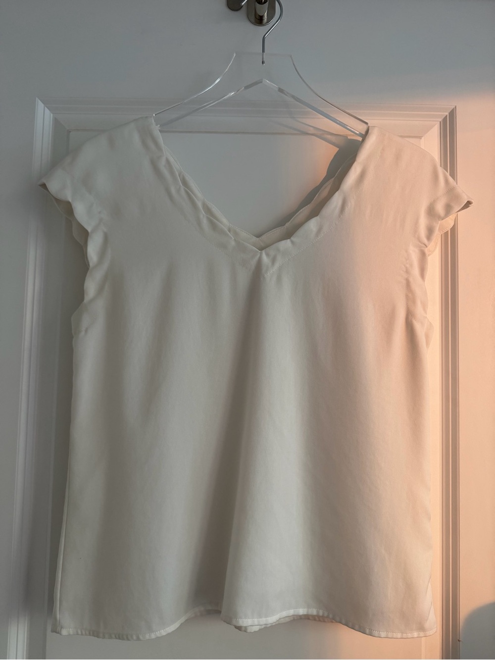 Express Scalloped V-Neck
Top -Size Small | White/Ivory
